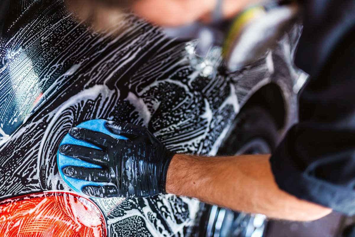 Jak dbać o lakier auta, by wyglądał jak nowy