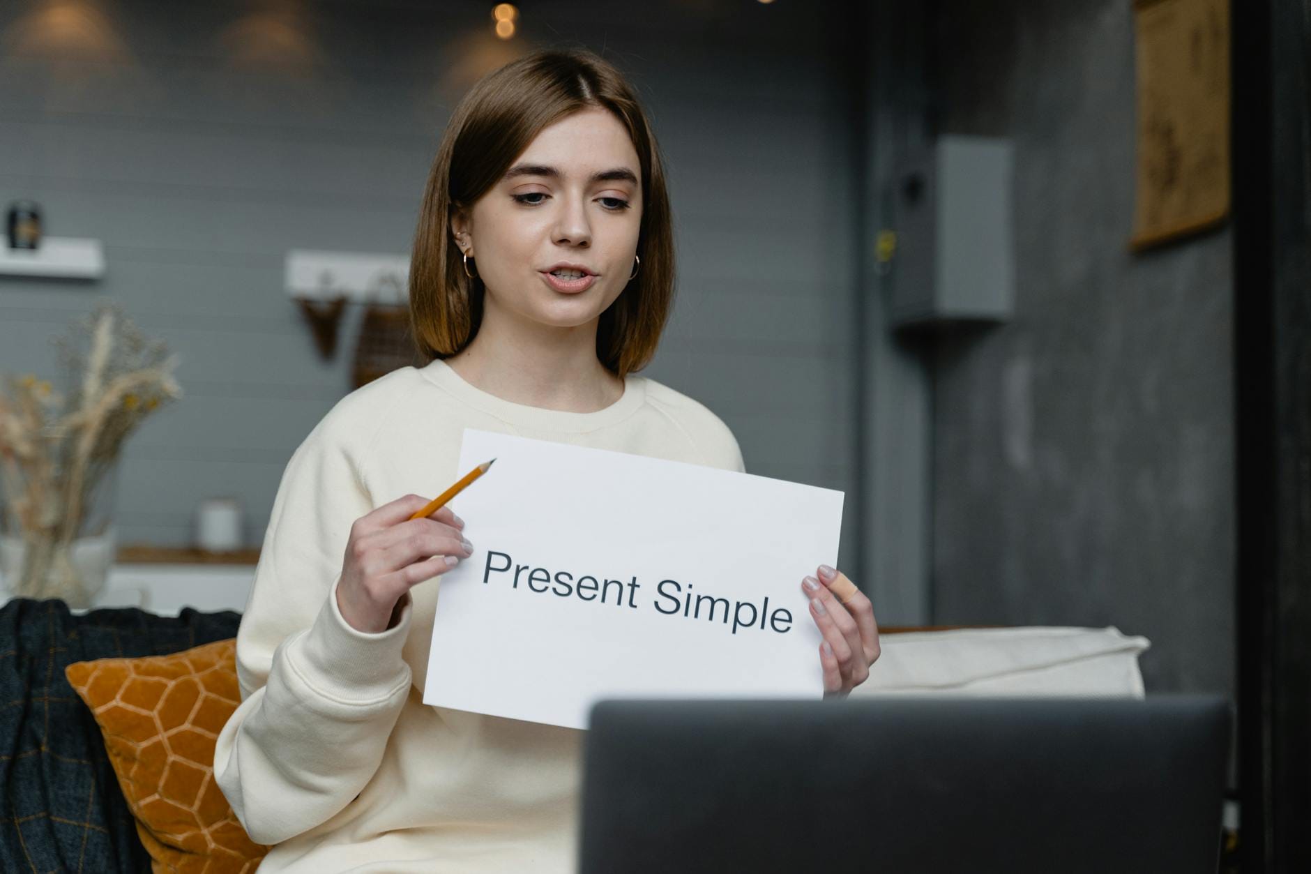 Młoda lektorka uczy angielskiego online, omawia czas Present Simple Młoda lektorka uczy angielskiego online, omawia czas Present Simple
