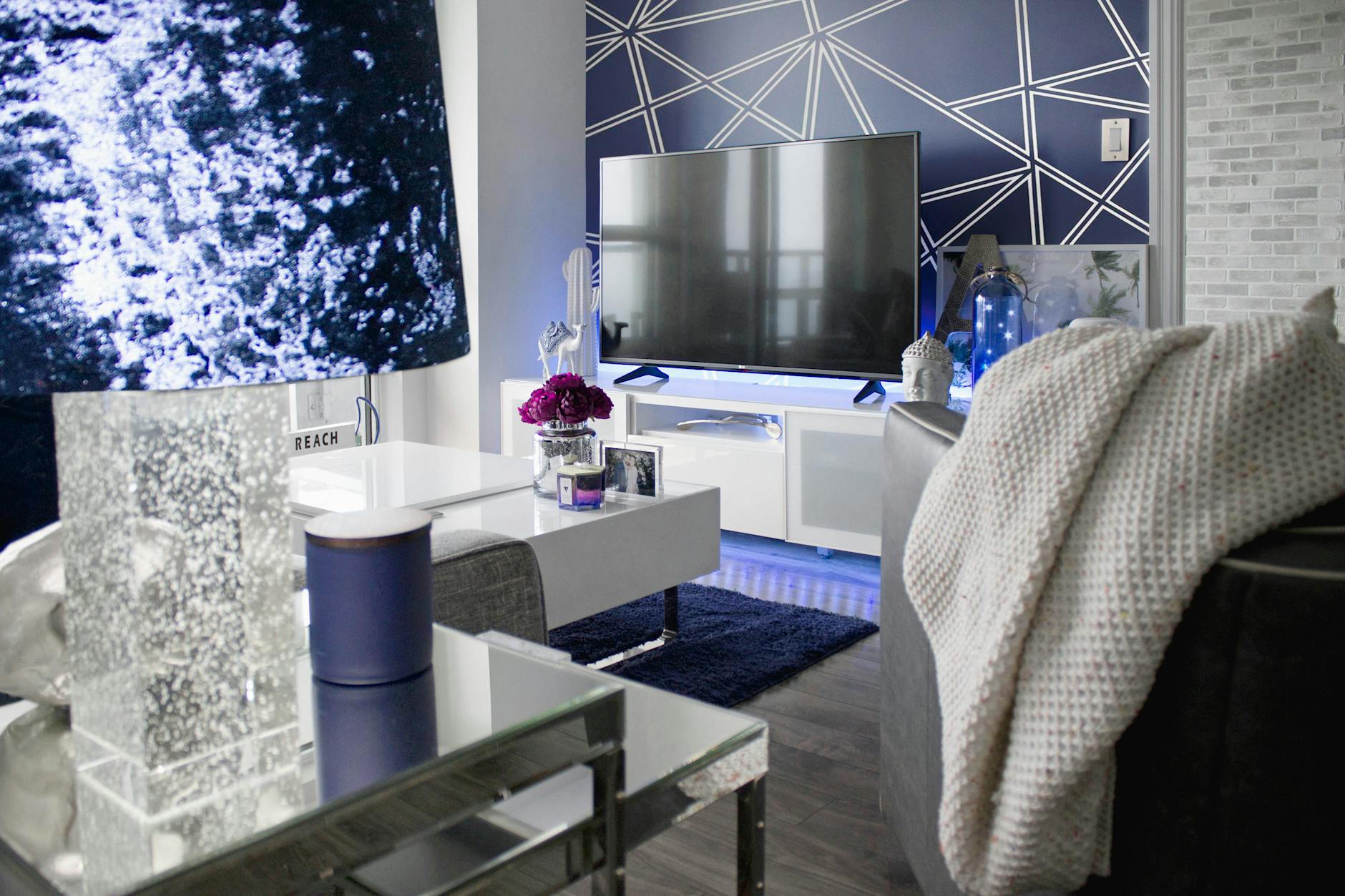 Nowoczesny salon w Toronto z geometryczną tapetą i minimalistycznym wystrojem